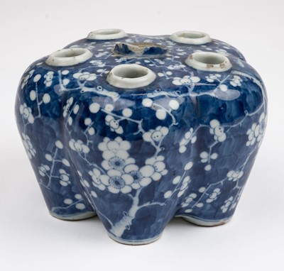 Lot 587 - Flower Vase. A Chinese porcelain blue and white flower vase, Qing dynasty