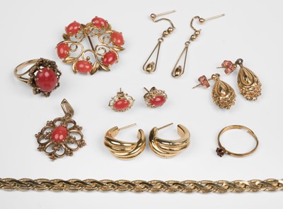 Lot 449 - Gold Necklace. A modern continental 14K gold necklace and other items